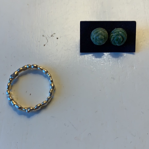Tiny jade rose studs - Picture 3 of 4